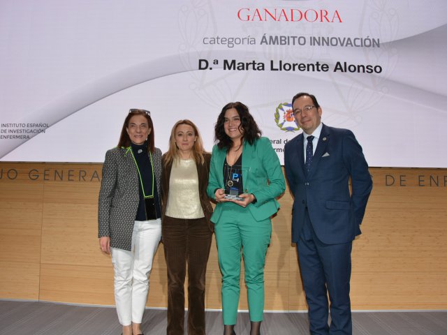 Marta Llorente, ganadora del ámbito innovación con su equipo investigador y José Luis Cobos, vicepresidente III del CGE.